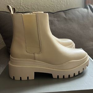 NWT Vionic Karsen Lug Sole Boot— size 8